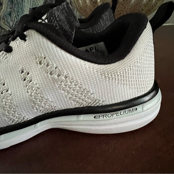 APL Women's 7.5 TechLoom Pro X Sneakers Running Shoes EUC White Black - Picture 6 of 12